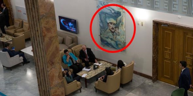 Meclis'e kalpaklı Atatürk resmi asıldı