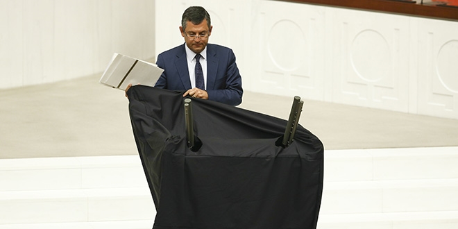 CHP'li Özel, Meclis kürsüsünü siyah örtüyle kapattı