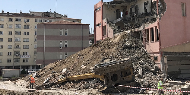 Yıkım yapan iş makinesi devrildi