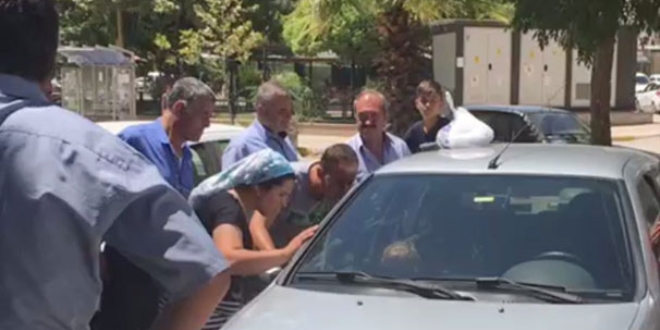 Otomobilde bırakılan çocuğu camı kırarak kurtardılar