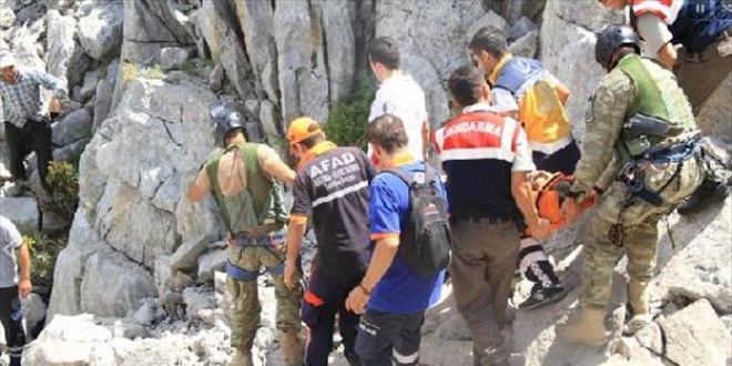 Askeri helikopter kayalıklardan düşen çoban için havalandı