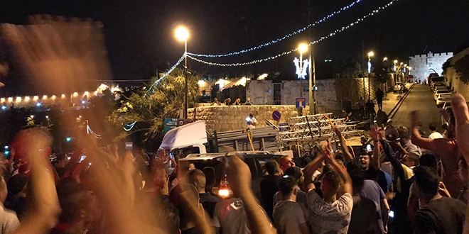 srail polisi Mescid-i Aksa'nn kapsndaki demirleri de kaldrd