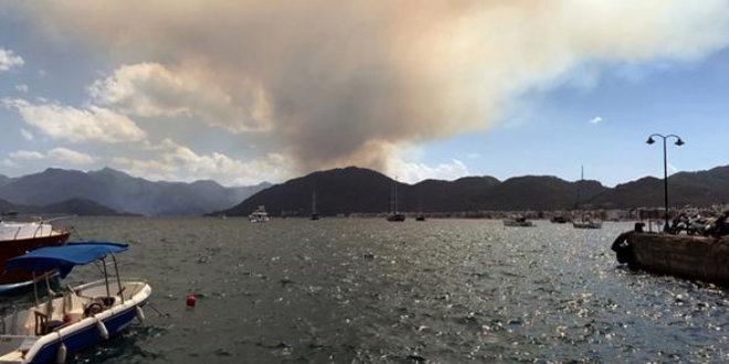 Marmaris'teki yangına 8 helikopterle mühahale ediliyor