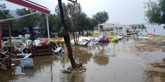 Çanakkale'de şiddetli yağış ve fırtına etkili oluyor