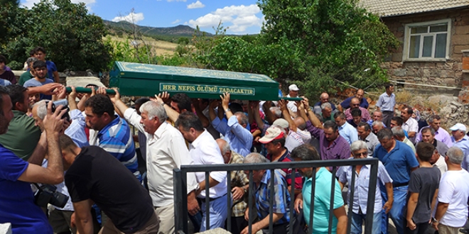 Cinnet kurbanı hemşire gözyaşları içinde toprağa verildi