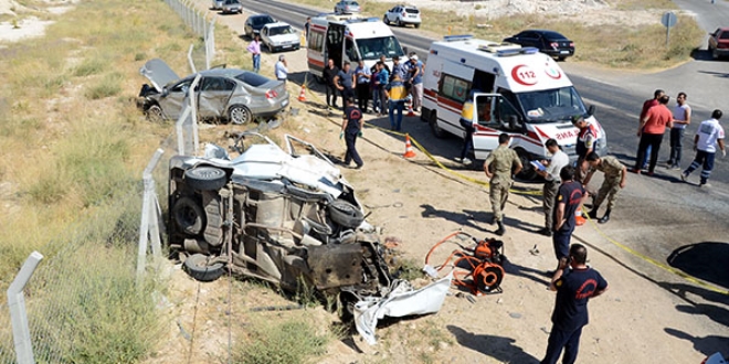 Taziye dönüşü feci kaza: 4 ölü, 3 yaralı