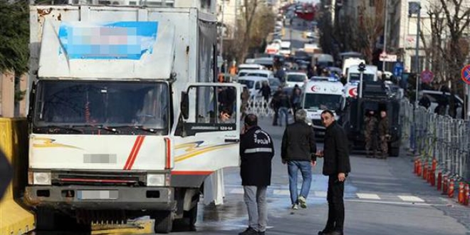 Dur ihtarına uymayan araçtan gaziler çıktı