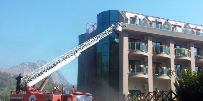 Antalya'da otel yangını, turistler tahliye edildi
