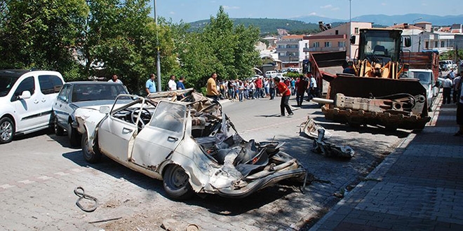 Tır dorsesinden düşen kepçe 6 aracı hurdaya çevirdi