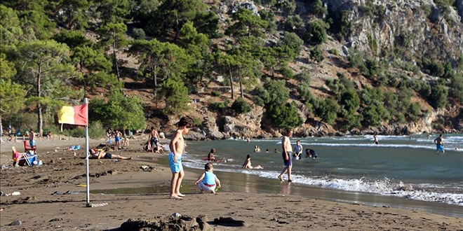 İztuzu Plajı gündüz turistlerin gece caretta carettaların