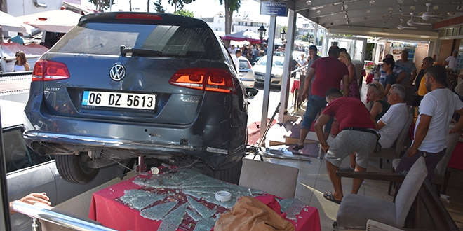 Önce yaya ve araçlara çarptı sonra restorana girdi