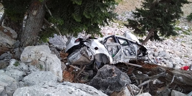 Antalya'da otomobil arampole devrildi: 2 l, 2 yaral