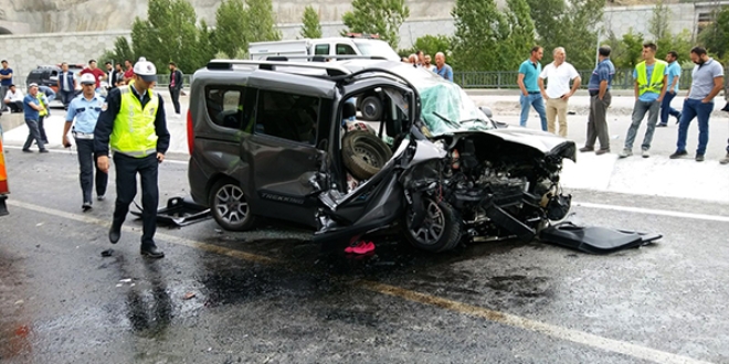 Otomobille panelvan çarpıştı: 1 ölü, 4 yaralı