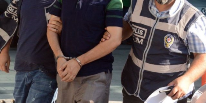 FET�'den aranan Ba�bakanl�k eski raport�r� yakaland�