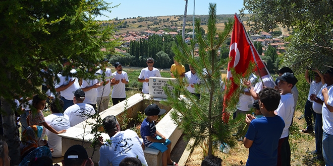 �ehit silah arkada�lar�n� mezar� ba��nda and�lar