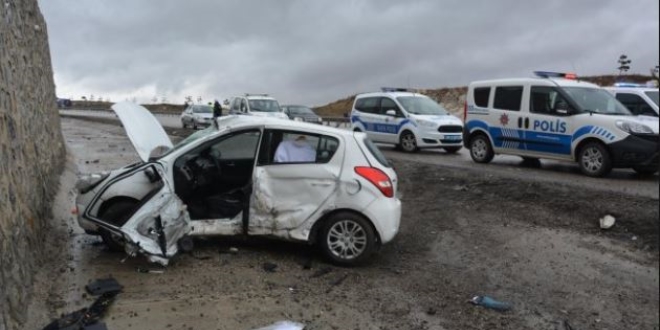 Ankara'da trafik kazas�: 1 �l�, 1 yaral�