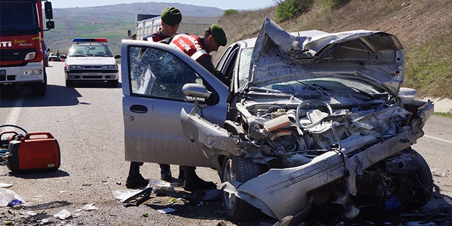 Çubuk'ta tır ile otomobil çarpıştı: 2 ölü, 1 yaralı