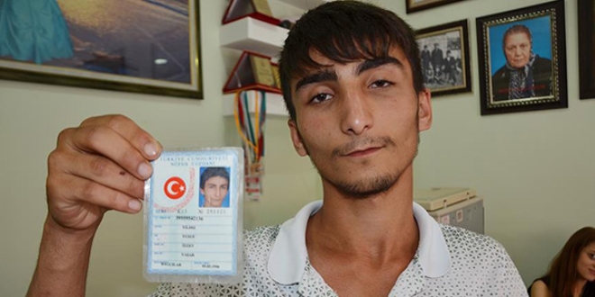 İki nüfus cüzdanından birinin iptal edilmesini istiyor
