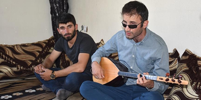 Terör gözlerinden etti, sazıyla yaşama tutundu