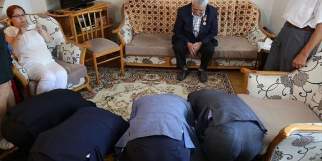 Bir anda önünde eğildiler... Sebebi herkesi ağlattı