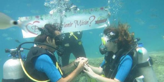 Avukat'a deniz altında evlenme teklifi