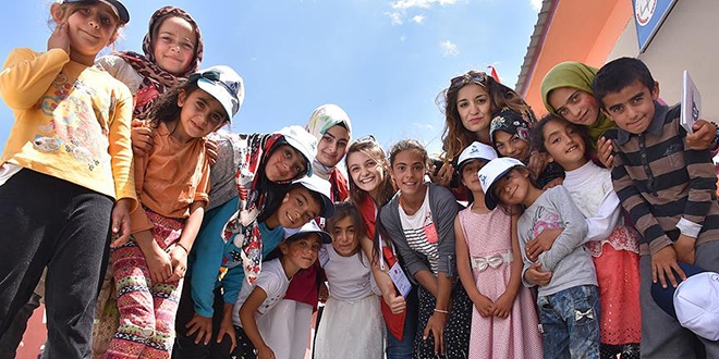 Üniversite öğrencileri köy çocukları için yollarda