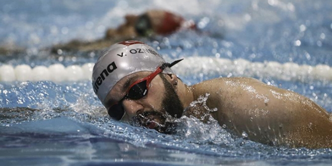 �ki �niversite mezunu engelli y�z�c�n�n �rnek azmi