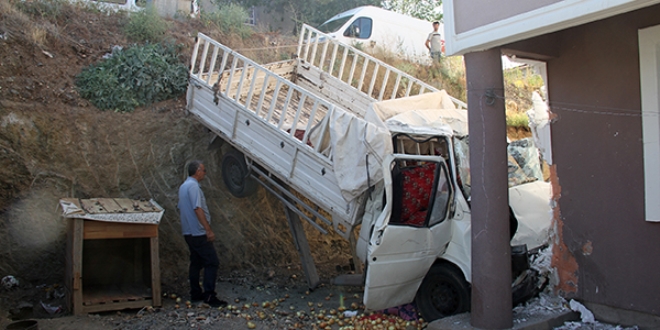 Freni tutmayan kamyonet eve �arpt�