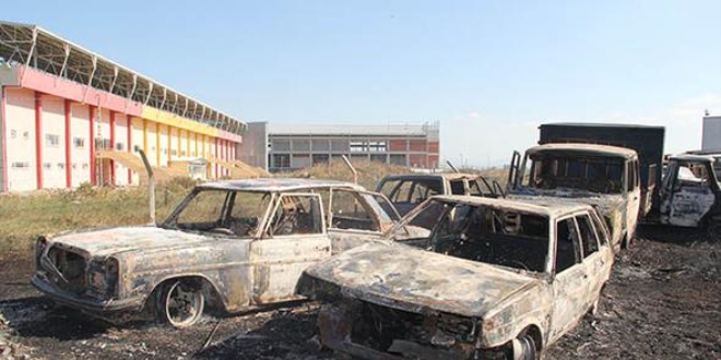 Bal�kesir'de ara� park�nda yang�n: 300 ara� k�l oldu