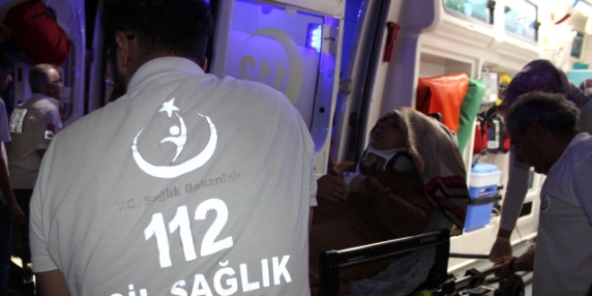 Elaz��'da hafif ticari ara�la otomobil �arp��t�: 13 yaral�