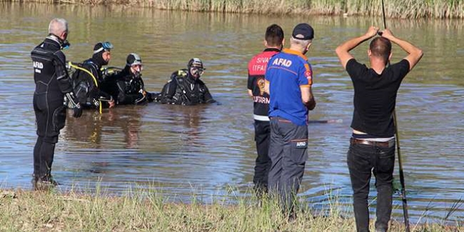 Nehirde ak�nt�ya kap�lan 16 ya��ndaki �ocuk bo�uldu