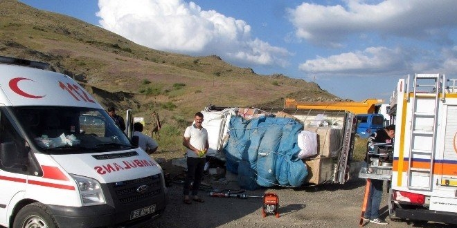 Gümüşhane'de minibüs ile otomobil çarpıştı: 26 yaralı