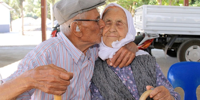 Asırlık çiftin 75 yıllık örnek aşkı