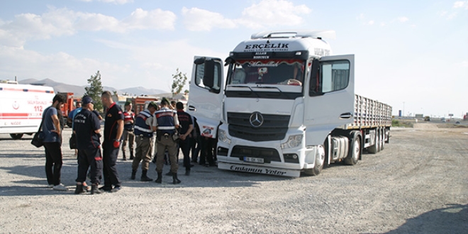 Tır şoförü aracında ölü bulundu