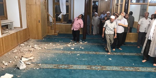 Konya'da caminin tavan sıvası çöktü