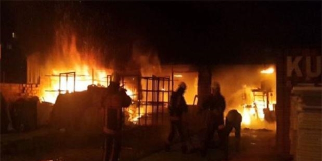Ataşehir'de bir gecekondu'da yangın meydana geldi