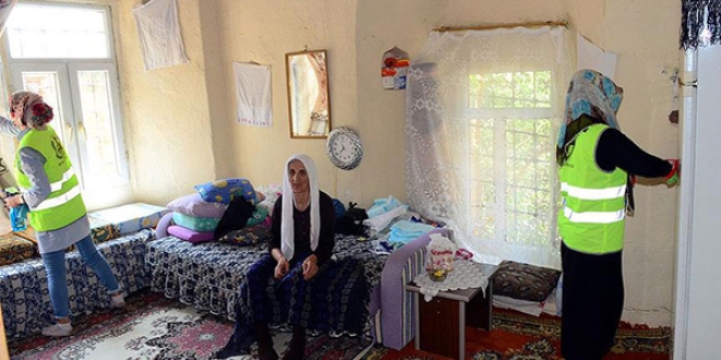 Belediye ekipleri ya�l�lar�n evlerini temizliyor