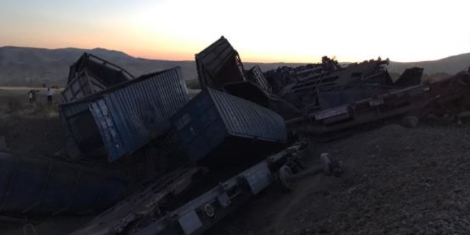 Elazığ'da yük treni raydan çıktı: 2 makinist öldü