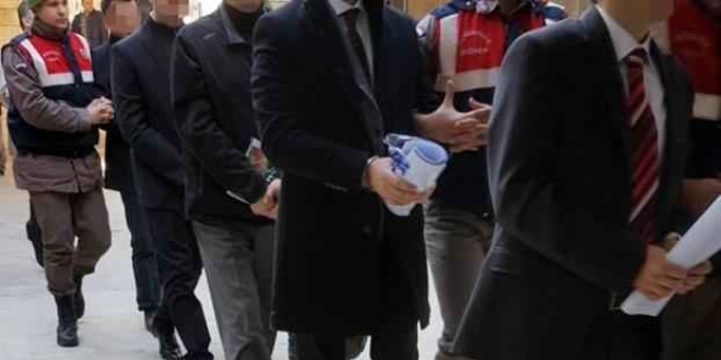 İzmir'de FETÖ soruşturması kapsamında 28 kişi tutuklandı