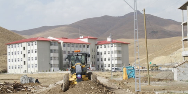 Yüksekova'da terör mağdurları için konutlar yükseliyor