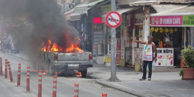 Adliye önünde kamyonetini ateşe verdi