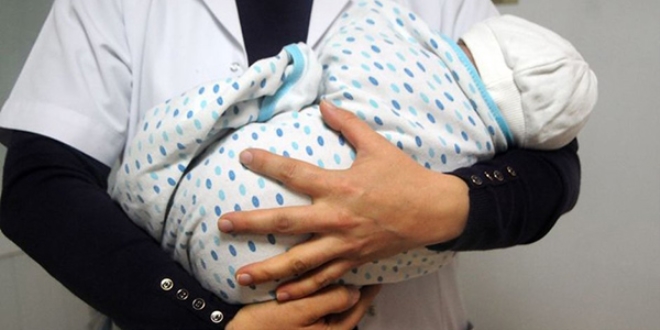4 ayl�k bebe�ini hastanede b�rak�p gitti