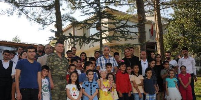 Hakkari Valisi, evini �zel konuklar�na a�t�