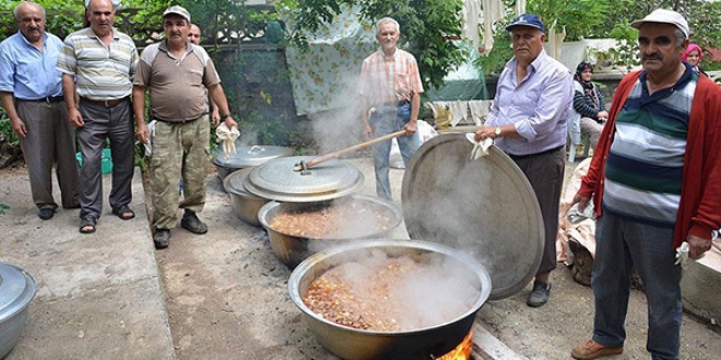 Mezarlıkta yemek geleneği 350 yıldır sürüyor