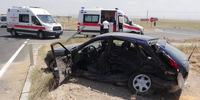 Aksaray'da iki otomobil arpt: 8 yaral