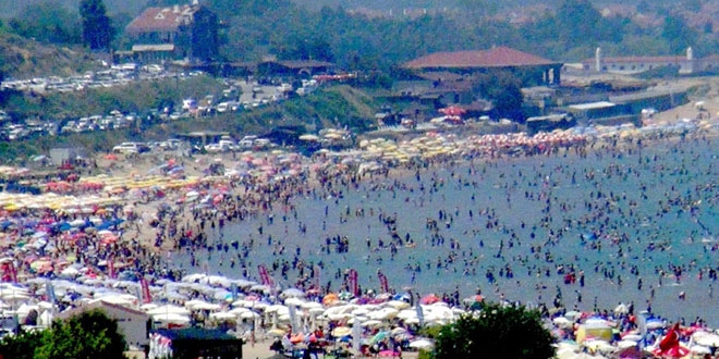 S�caktan bunalan �stanbullular denize ak�n etti