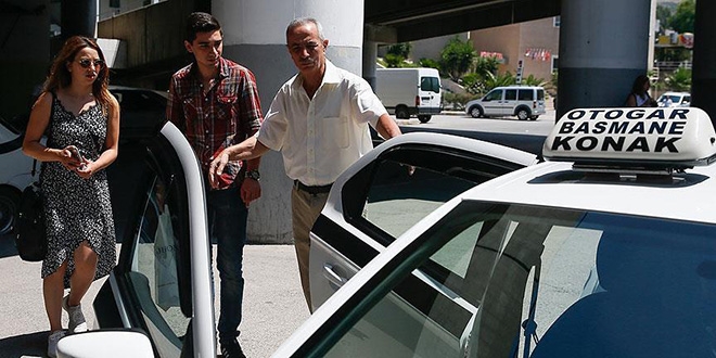 'Piyanist taksici' yolcular�n� klasik m�zikle a��rl�yor