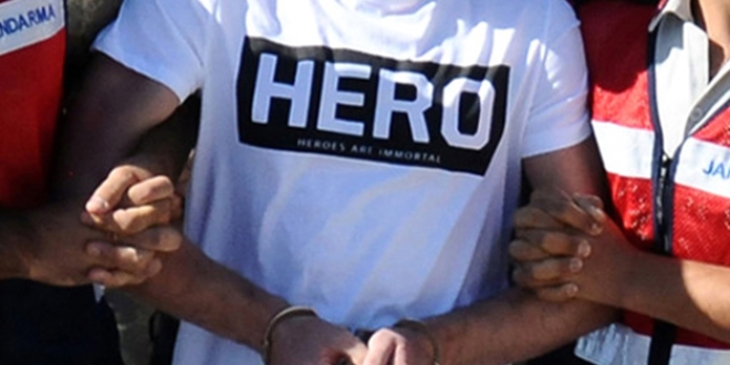 Adana'da 'Hero' yaz�l� ti��rt giyen �ah�s g�zalt�na al�nd�