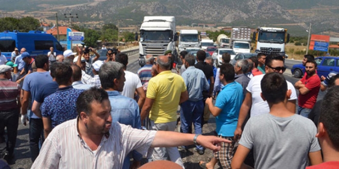 Fatma ana kazada öldü, mahalleli yolu kapattı