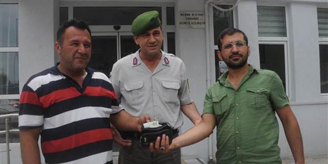 Durakta unutulan 20 bin liray� sahibine teslim etti